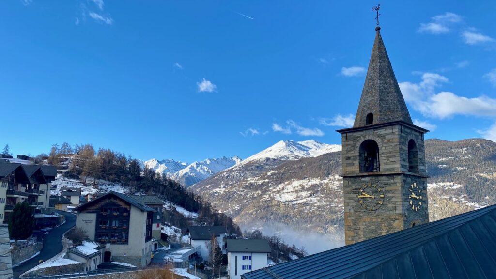 Alpenpanorama mit Kirchturm von Visperterminen