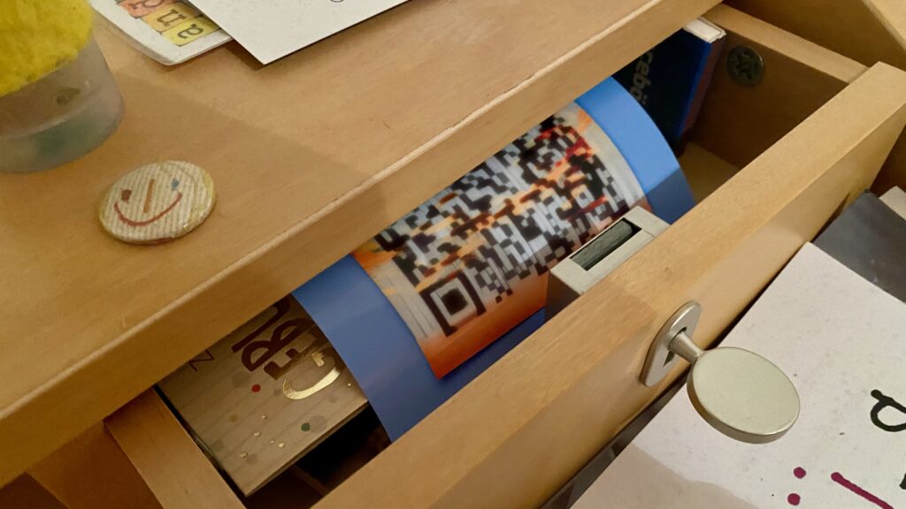 QR-Code im Sekretär versteckt