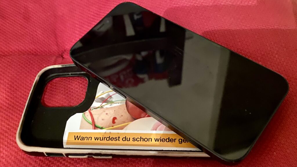 Versteck in der Handyhülle