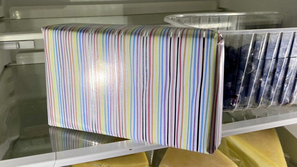 Geschenk versteckt in der Küche