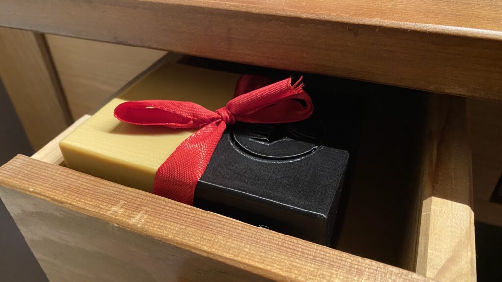 Magic-Kartenbox in einer Schublade, zu gross um sie zu schliessen